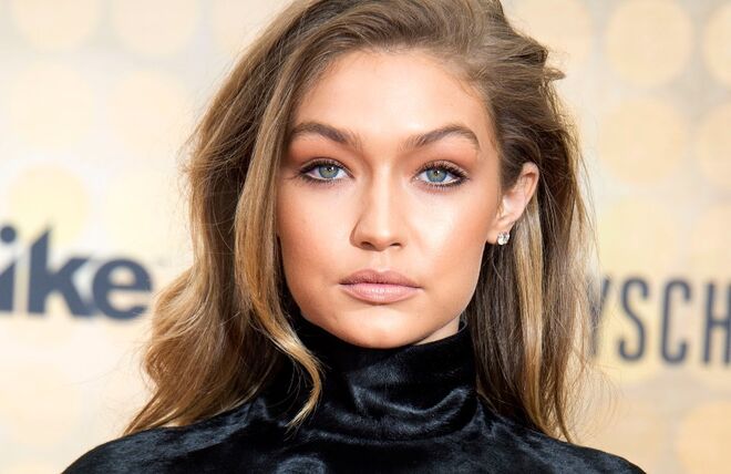 GIGI HADID | Antes de pintar os lábios, a modelo esfolia-os com uma toalha húmida com açucar, tornando-os lisos e hidratados para depois colocar batom.