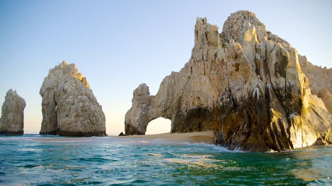Cabo San Lucas, México | No Cabo San Lucas o tempo é bom durante todo o ano, no entanto, os locais recomendam que em maio é um bom país para visitar, pois é antes dos turistas chegarem no verão. Surf e compras no mercado são duas atividades recomendadas, bem como as galerias de arte que enchem a cidade.