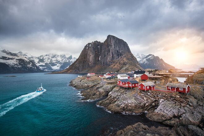 Ilhas Lofoten, Noruega | Localizadas já no Círculo Polar Ártico, as ilhas são um bom local para caminhar, fazer passeios de bicicleta, subir montanhas, fazer viagens de barco, pesca e rafting em mar alto. A partir de maio, e durante dois meses, é possível apreciar o Sol da Meia-Noite, altura do ano em que o sol se mantém acima do horizonte 24 horas por dia, não havendo verdadeira escuridão.  
