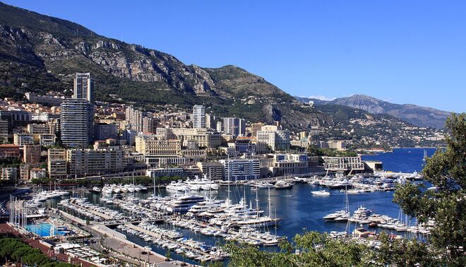 Monte Carlo, Mónaco | Em maio, para todos os amantes de corridas de carros, acontece a 76.ª edição do Monaco Grand Prix. É também um bom mês para passear e desfrutar das vistas da região. Não deixe de ir à ópera e ao casino e de visitar os inúmeros jardins, como o Jardim Botânico Princesa Grace. 