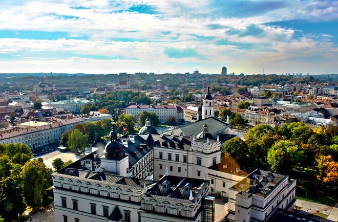 Vilnius, Lituânia | Esta cidade “tem uma grande história medieval e barroca”, diz Shelley Cline, presidente da TCS World Travel, em entrevista à Town & Country, recomendando a visita ao Museu KGB, para saber mais sobre a história soviética, e o bairro Uzupis, onde os lituanos proclamaram a independência. Explore ainda as igrejas e os workshops de artesanato. 