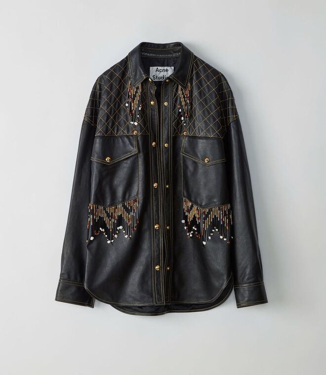 Blusão Arlari black, €2.300, Acne Studios, em www.acnestudios.com/eu