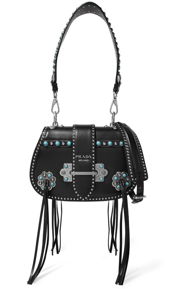 Mala de ombro Folk em pele ornamentada com borla, €2.500, Prada