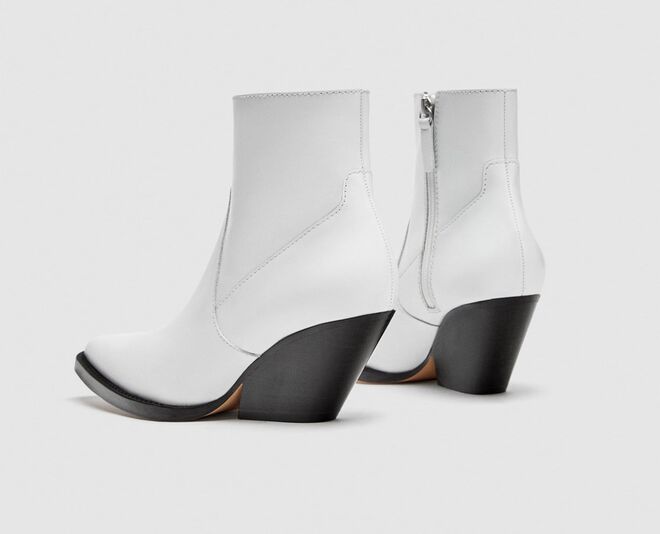 Botim em pele, €89,95, Zara