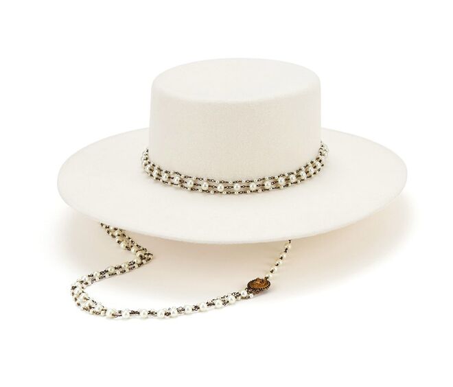 Chapéu com pérolas, €449, Elisabetta Franchi