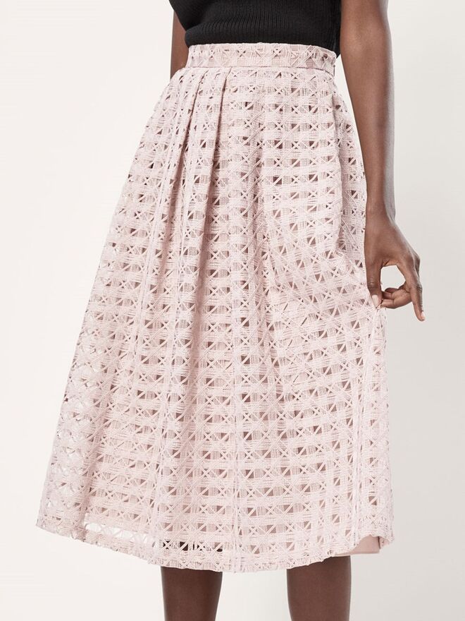 Saia crochet pormenor pregas, €89,95, Massimo Dutti