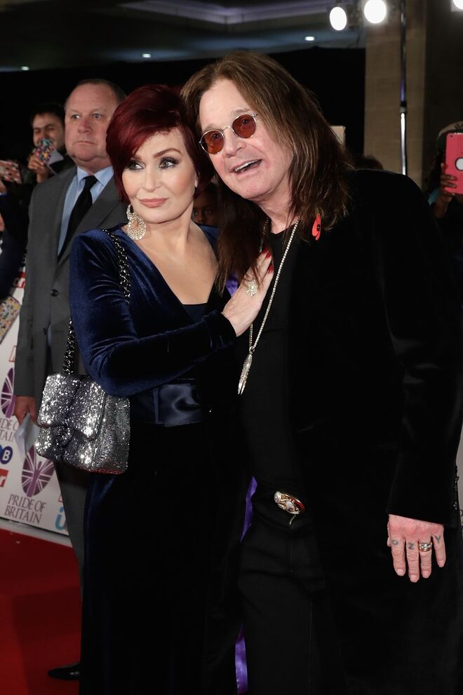 Sharon e Ozzy Osbourne | Estiveram separados por um breve período devido a rumores de infidelidade por parte de Ozzy. No seu programa, The Talk, Sharon revelou que o perdoou. “Vai levar muito tempo para confiar, mas estamos juntos há 36 anos, 34 de casamento… Não consigo pensar na minha vida sem ele.” 