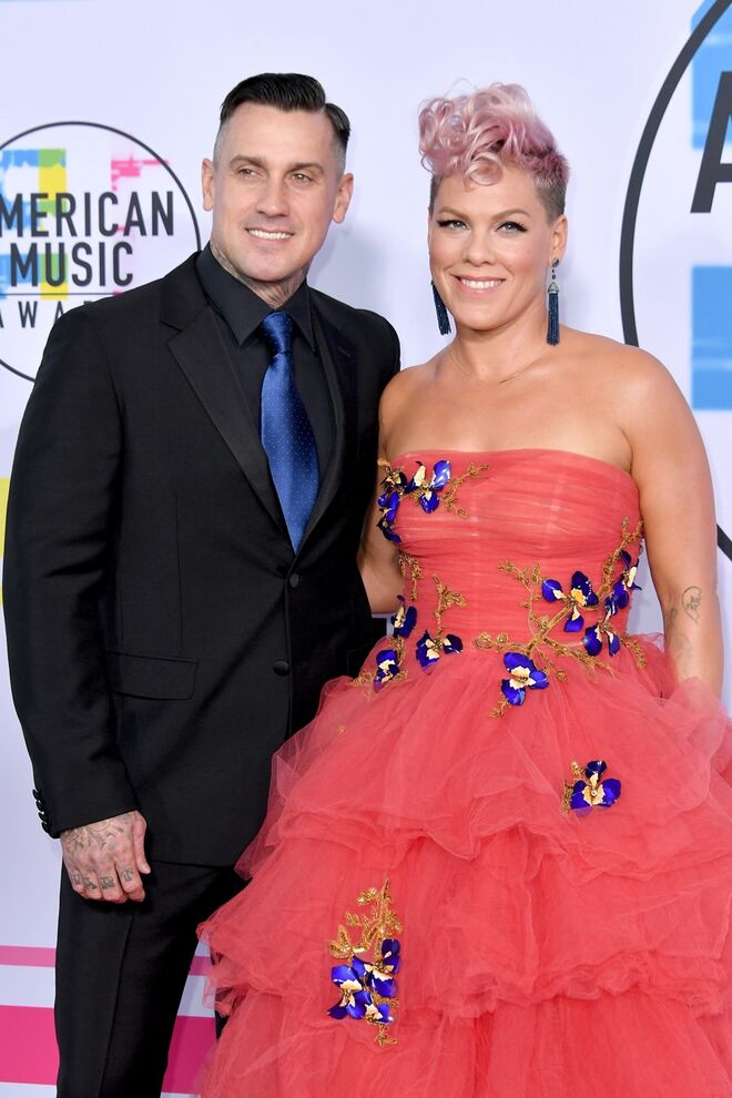 Pink e Carey Hart | Em 2008, dois anos depois de se casarem, Pink e Carey decidiram separar-se. Um ano depois, voltaram a juntar-se. Têm dois filhos: Willow, nascida em 2011, e Jameson, nascido em 2016. 
