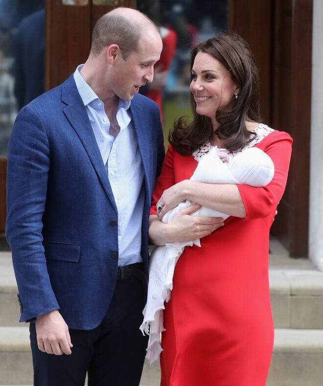 Príncipe William e Kate Middleton | William e Kate tiveram o seu casamento digno de um conto de fadas a 29 de abril de 2011. No entanto, até esse dia, nem tudo foram rosas. O casal, que tornou o romance público em 2003, separou-se em 2007 devido à distância, pois William cumpria o treino na Real Academia Militar, em Sandhurst. Acabaram por voltar a namorar, casaram e têm três filhos. 