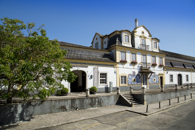 Programas de Enoturismo para o Dia da Mãe na Casa Museu José Maria da Fonseca, Azeitão. Visita guiada com prova de 2 vinhos gratuita para visitantes acompanhados pela mãe. Reserva prévia em enoturismo@jmfonseca.pt ou pelo telefone 212198940