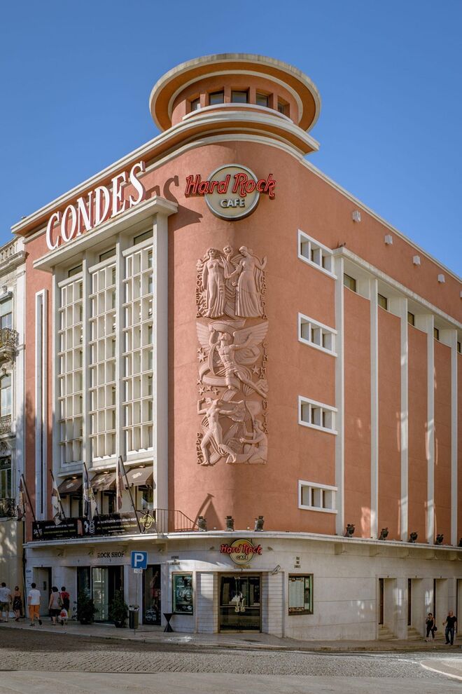 Às 9h30, o Hard Rock Cafe Lisboa abre as suas portas para o pequeno-almoço. Em reservas para famílias com pelo menos 2 adultos e 1 criança a partir dos 3 anos, o pequeno-almoço da mãe é oferta. Entre10h30 e 11h30, toda a família vai poder aprender a criar instrumentos musicais a partir de materiais reciclados em um workshop feito pela Assosicação Sailors for the Sea Portugal