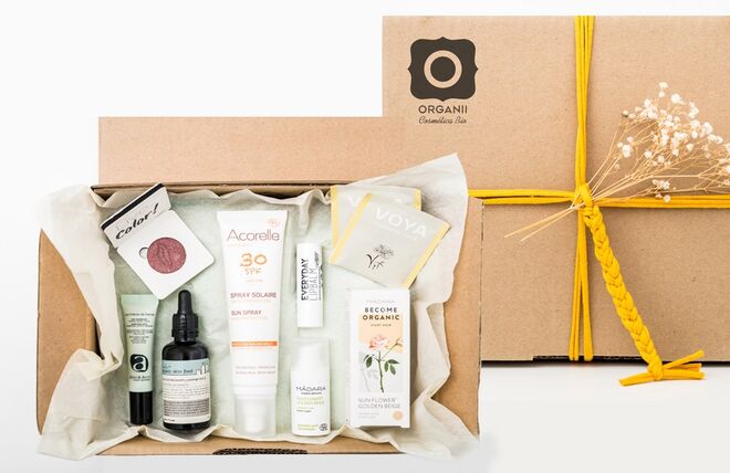 BOX Primavera, composto por protetor solar rosto e corpo SPF30, Acorelle; Óleo de laranja doce, 50 ml, ii; Sombra de olhos no tom nº18, Puro Bio; Batom Everyday Lip Balm, Puro Bio; Mini Creme Santé, Absolution; Creme com cor Mini Size Moon ou Sun Flower, Mádara; 2 saquetas de chá, Voya; Set amostras, Mádara; Voucher de desconto 20% no Spa Organii, €24,90, Organii