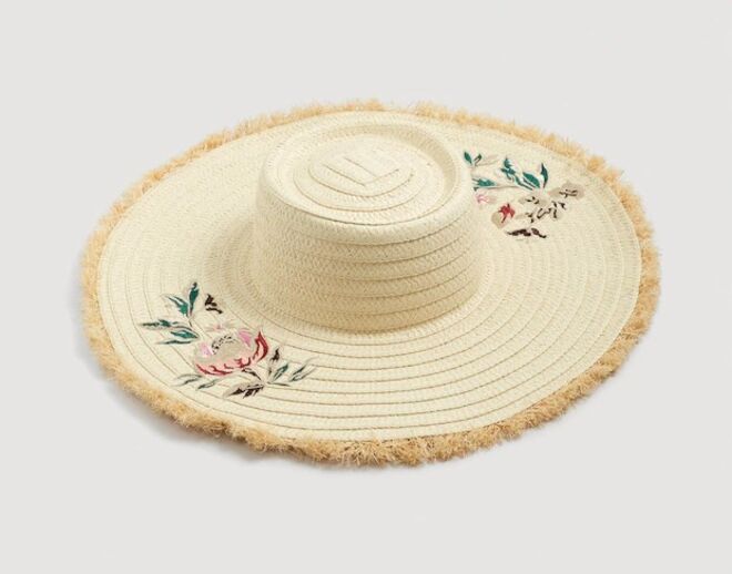 Chapéu de palha às flores, €25,99, Mango