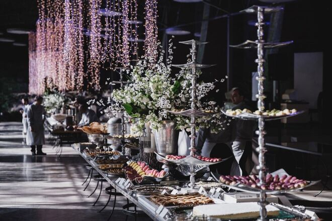 SUGESTÕES CATERING: Gémeos - Vila do Conde: 96 807 33 08. gemeoscatering.com/pt | BHolding - Lisboa: 21 465 84 22. facebook.com/bholding.catering | Maria Papoila - Póvoa de Santo Adrião: 21 938 23 40. mariapapoila.com | Verde aos Molhos - Lisboa: 21 193 66 61. verdeaosmolhos.pt | Imppacto - Setúbal: 21 296 2365. imppacto.com | D. João Catering - Coimbra: 91 571 19 27. djoao-catering.com | Casa do Marquês - Lisboa: 21 751 23 80. casadomarques.pt | W.Guest Events - Lisboa: 21 759 01 13. facebook.com/W.Guest.Lda