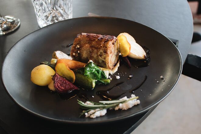 Cabrito assado com alecrim e legumes novos