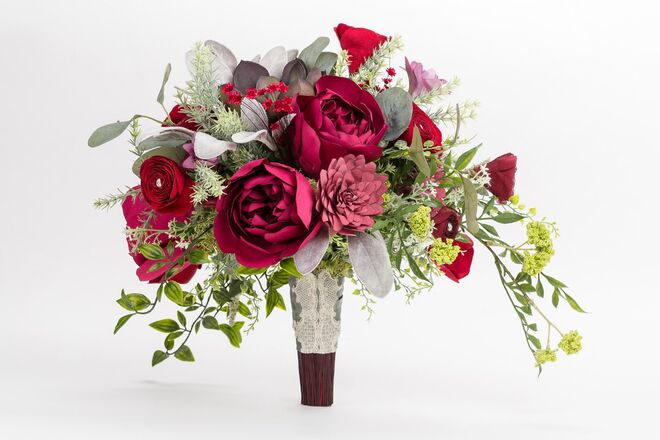 SUGESTÕES DE BOUQUET: Kckliko - Lisboa: 91 760 98 36. kckliko.com | Flor de Laranjeira - Alfragide: 91 918 21 16. flordelaranjeira.pt | Verónica Teixeira - Braga: 96 387 81 45. veronicateixeira.pt | Bloom creative - Guimarães: 91 691 55 57. bloomcreative.pt |Green pick - Lisboa: 91 941 37 28. greenpick.net | Em nome da rosa - Lisboa: 21 346 60 18. emnomedarosa@sapo.pt