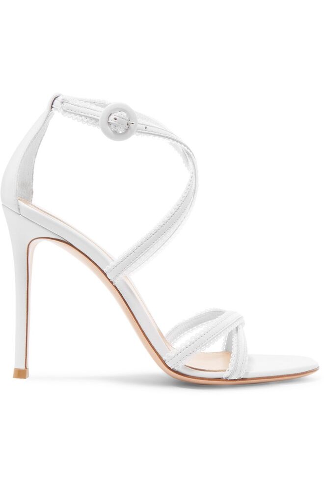 SUGESTÕES DE ACESSÓRIOS: Stivali - stivali.pt | Aldo - aldoshoes.com.pt | Loja das Meias - lojadasmeias.pt | Uterqüe - uterque.com | Swarovski - swarovski.com | Pandora - pandora.net | Fashion Clinic - fashionclinic.com | Casa Batalha - casabatalha.pt | Luvaria Ulisses - Lisboa: Rua do Carmo, 87-A. Tel. 21 342 02 95. luvariaulisses.com | Chapelaria Azevedo Rua - Lisboa: Praça Dom Pedro IV, 73. Tel. 21 342 75 11. azevedorua.pt | Elisabetta Franchi - elisabettafranchi.com 