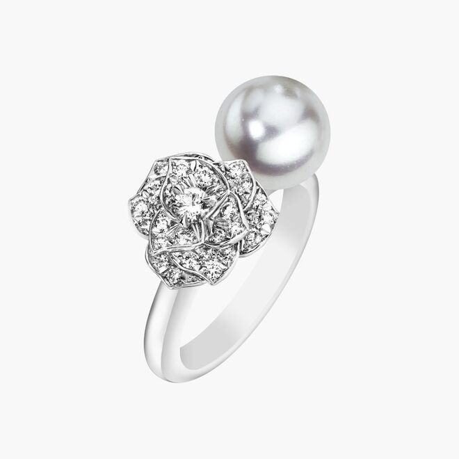 Em ouro com pérola e diamante, €8.400, Piaget