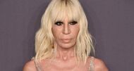 Como Donatella Versace mantém jovem e relevante a sua marca de luxo
