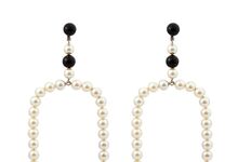 Brincos em metal e pérolas, €995, Saint Laurent 
