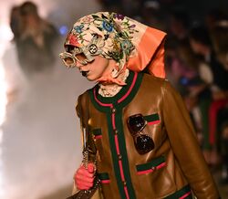 Close-up nos detalhes do desfile Cruise da Gucci