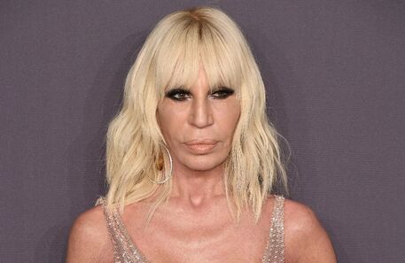 Como Donatella Versace mantém jovem e relevante a sua marca de luxo
