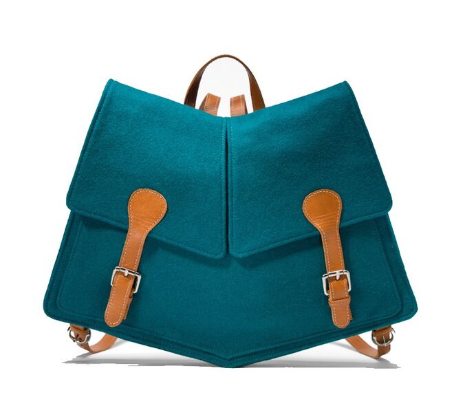 Mochila em burel, lã de ovelha e pele, €224, Burel Mountain Originals 