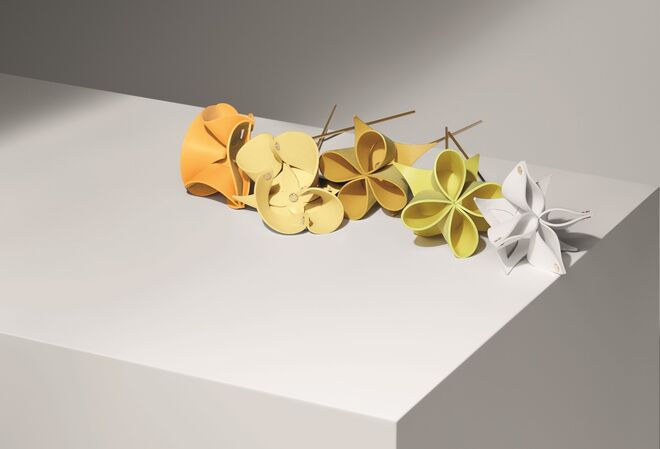 “Origami Flower”, por Atelier Oï  | O estúdio de design suíço criou 15 flores de pele coloridas, manufaturadas individualmente.