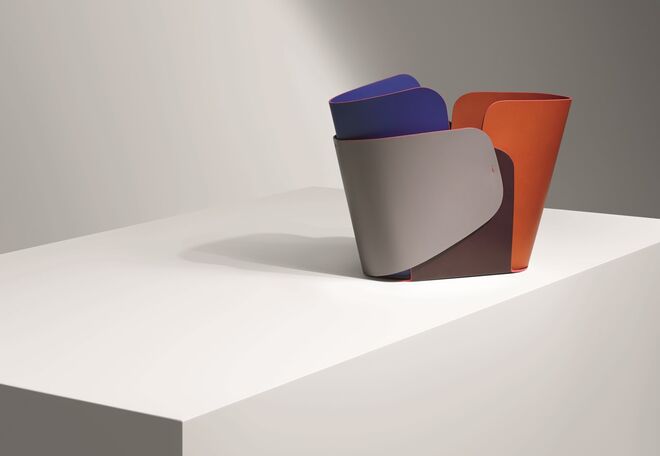 “Overlay Bowl”, por Patricia Urquiola | Cada cesto é constituído apenas por quatro folhas de pele estrategicamente colocadas para formar a peça final. Feitos à mão, estão disponíveis em três tamanhos.