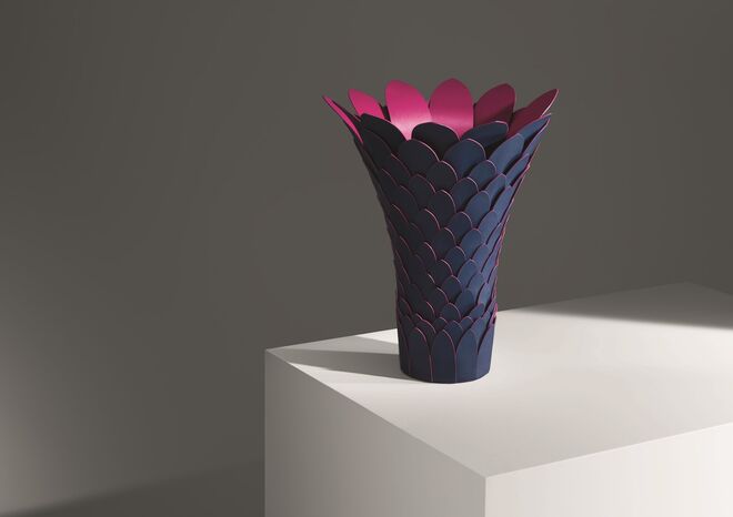 “Tropicalist Vase”, por Humberto e Fernando Campana | 176 “pétalas” de metal em rosa e azul compõem o corpo desta construção, inspirada em flores da América do Sul, de onde são originários os irmãos Campana.