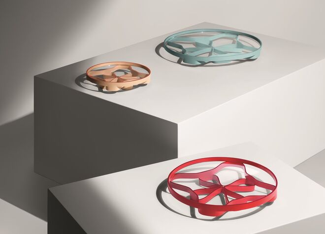 “Leather Rosace Vase and Tray”, por Atelier Oï | Inspirados no Monograma da Louis Vuitton, o Atelier Oï criou um vaso e um tabuleiro.   