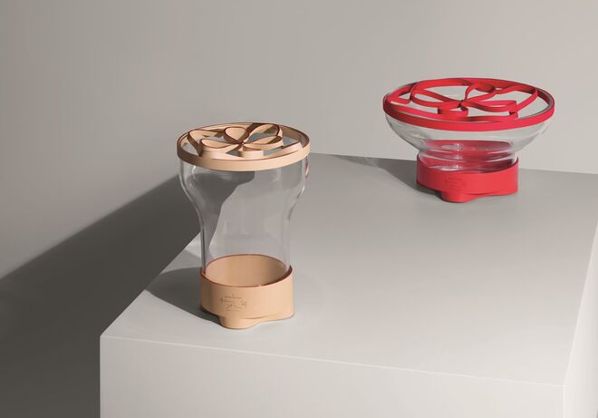 “Leather Rosace Vase and Tray”, por Atelier Oï | Inspirados no Monograma da Louis Vuitton, o Atelier Oï criou um vaso e um tabuleiro.
