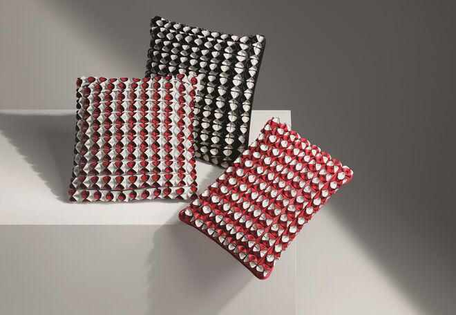 “Flower Field Cushion”, por Atelier Oï | Explorando mais uma vez as propriedades da pele, a almofada tem um padrão em pele dobrada, em homenagem à cadeira Hammock, criada pelo Atelier Oï para a coleção Objets Nomades.