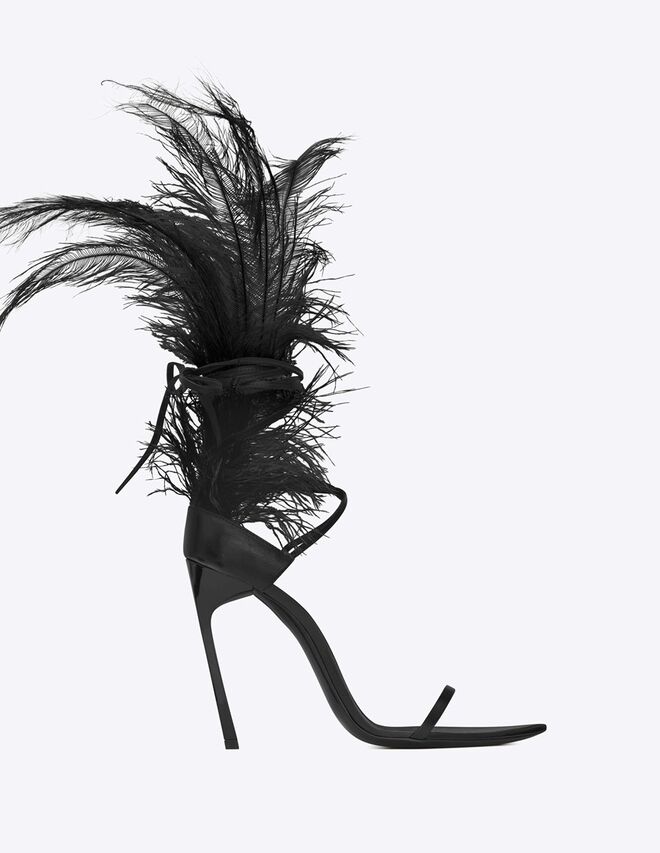 Em pele com plumas, €1.095, Saint Laurent