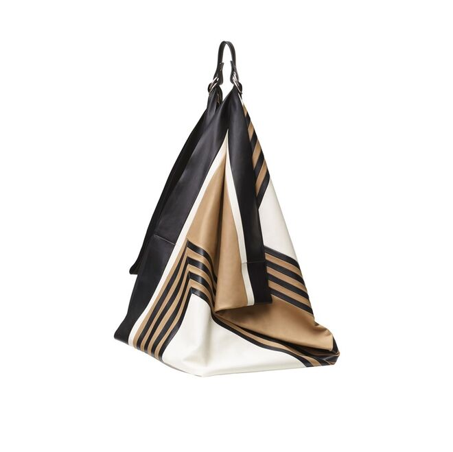 Em pele, €4.300, Céline