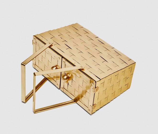 Em metal, €55,95, Zara 