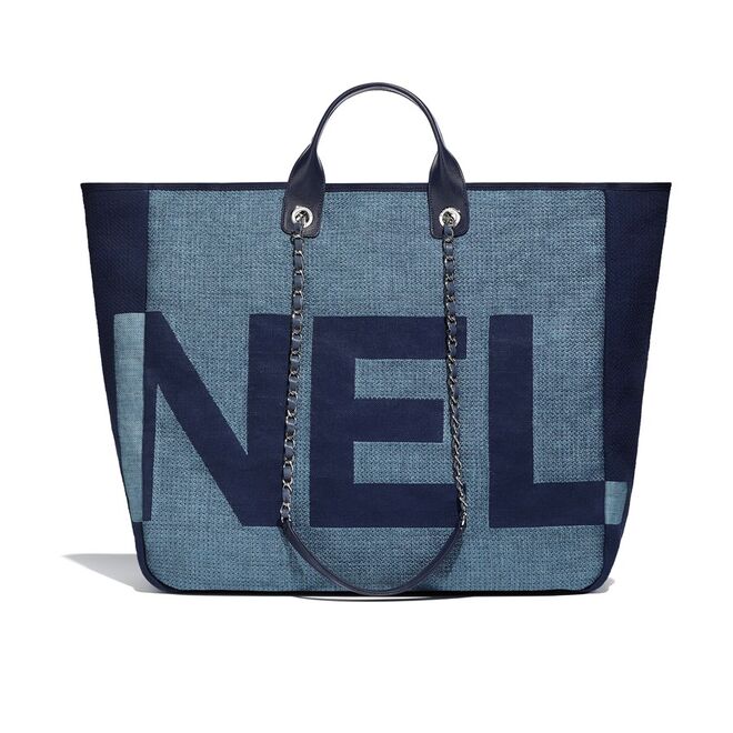 Carteira em ganga, pele e metal, €2.900, Chanel