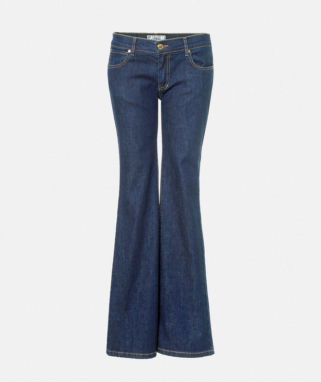 FLARE: O corte à boca-de-sino, mais justo na parte superior, não só equilibra a zona das ancas e a silhueta como alonga as pernas. Num estilo descontraído, dá o toque feminino que faltava. | Lanidor, €59,99