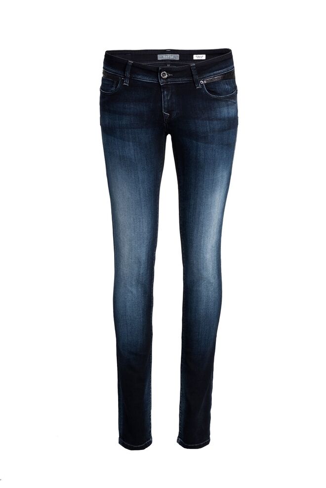 SKINNY: Justas mas cómodas, estilizam as pernas e moldam as curvas do corpo. Um corte feminino que favorece a silhueta. Partes superiores mais compridas e largas dão equilíbrio e atitude. | Salsa, €89,90