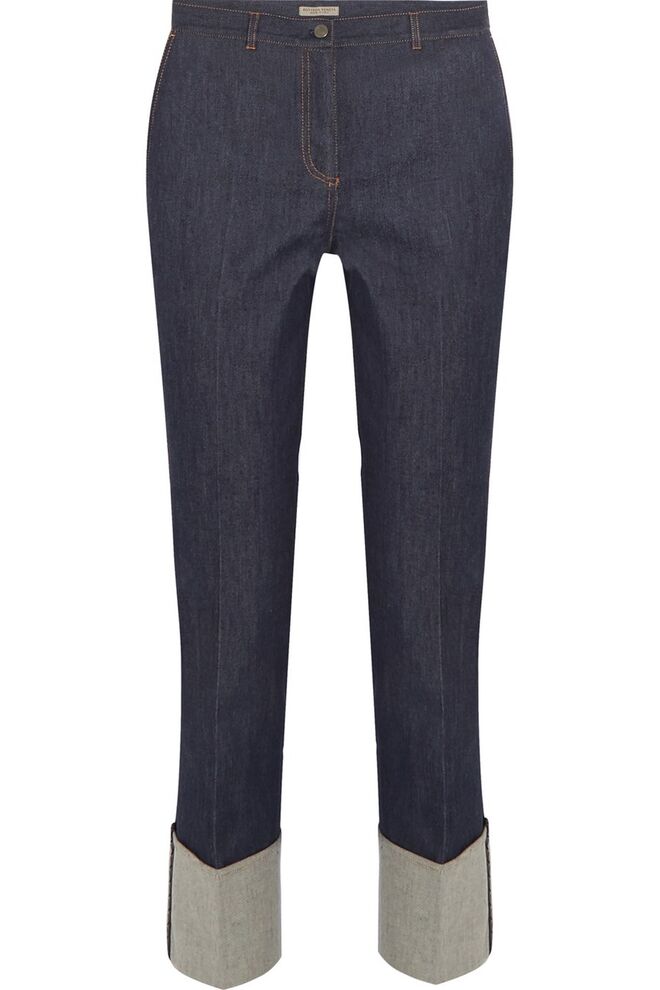 STRAIGHT: Para uma descontraída sofisticação, o corte direito é a escolha mais acertada e perfeita para todos os dias. Quase todas as tipologias de corpo saem favorecidas com a estilização de pernas e as ancas atenuadas. | Bottega Veneta, €750