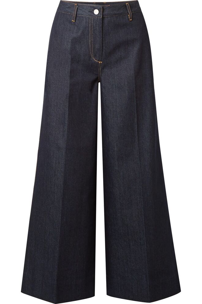 WIDE LEGS: Numa proporção mais exagerada do que o modelo flare, com as pernas a alargar desde a zona das ancas, o foco está na cintura definida. Muito versátil, serve todas as ocasiões com os complementos certos. | Elizabeth & James, €280