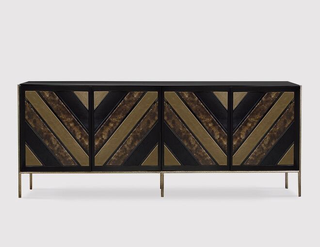 Armário Opium em laca e bronze, com portas estofadas a pele, €9,730, Koket 