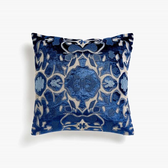 Almofada em linho e veludo, €49,99, Zara Home