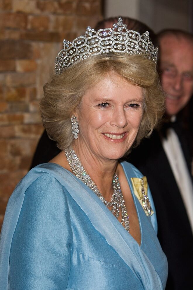 Tiara Greville | Esta tiara pertencia à dama Margaret Helen Greville, mulher da alta sociedade e filantropa, que era amiga próxima da rainha Mary e deixou as suas joias à rainha-mãe. Ultimamente é Camilla, duquesa da Cornualha, quem tem usado esta tiara.