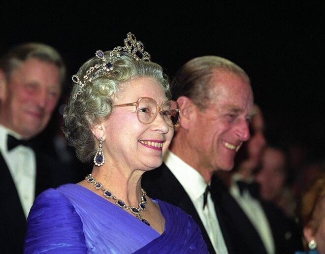 Tiara de Safiras de George VI | O pai da rainha Isabel II ofereceu-lhe joias com safiras como presente de casamento, em 1947. Na década de 1960, a monarca encomendou esta tiara a condizer. Embora a história deste conjunto de joias seja curta, o seu valor sentimental é grande.
