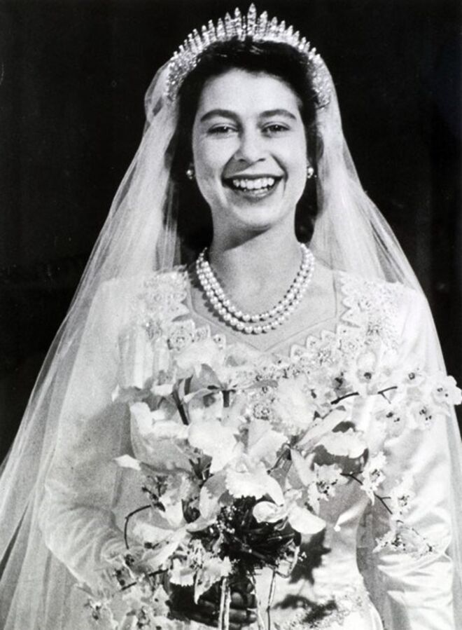 Tiara Fringe da rainha Mary | Foi feita para a rainha Mary em 1919, mas fica na história por ter sido a tiara que a então princesa Isabel usou no seu casamento com o duque de Edimburgo, em 1947. A princesa Ana, filha da rainha Isabel II, também escolheu esta tiara para o seu casamento com Mark Phillips, em 1973. A peça pode ser convertida num colar.