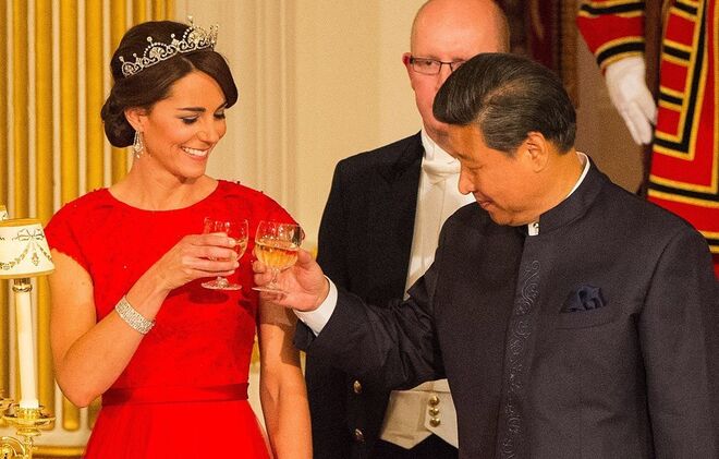 Tiara Flor de Lótus | Esta tiara tem origem no presente de casamento que o pai da rainha Isabel II ofereceu à sua prometida. Em 1923, o duque de York surpreendeu Elizabeth Bowes-Lyon com um colar em pérolas e diamantes, mas a noiva acabou por pedir à casa Garrard que o transformasse nesta tiara. A rainha-mãe acabou por oferecer a peça à princesa Margarida, que a usou bastantes vezes. Em 2013, Kate Middleton usou-a pela primeira vez no jantar da Annual Diplomatic Reception e, em 2015, voltámos a vê-la com esta tiara no banquete no Palácio de Buckingham para o presidente chinês.