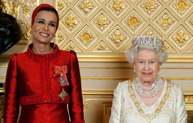 Tiara da Gran Duquesa Vladimir | A rainha usa muitas vezes esta tiara, provavelmente por causa da sua versatilidade: no centro dos arcos podem estar pérolas em forma de gota, esmeraldas de Cambridge ou simplesmente nada. 