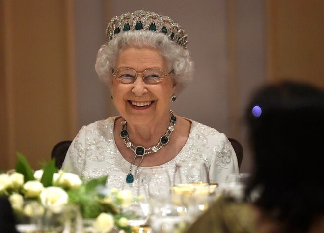 Tiara da Gran Duquesa Vladimir | Esta tiara pertenceu à Gran Duquesa Vladimir, da Rússia, e chegou à casa real britânica porque foi adquirida pela rainha Mary, que eventualmente a passou à neta, a rainha Isabel II. 