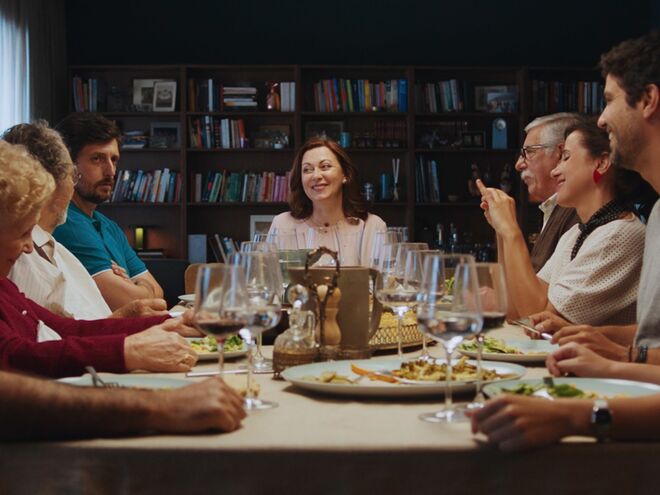 A Mãe é que sabe (2016) | Este filme português, uma comédia familiar, passa-se na típica reunião familiar para comemorar um aniversário. Tudo dá para o torto quando Ana Luísa se começa a lembrar de episódios caricatos da sua infância e adolescência. No elenco conta com nomes como Maria João Abreu e Dalila Carmo e retrata Portugal dos anos 70 aos nossos dias.